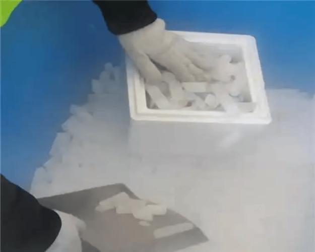 应首先核实供应商的危化品经营许可,危化品运输许可,对应产品的销售